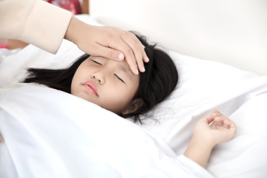 生病发烧的孩子躺在床上