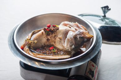 卡式炉上正在加热中的肉臊醋香鳜鱼