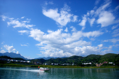 巫山大宁河小三峡滴翠峡的旅游船