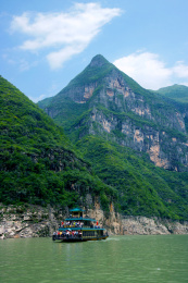 巫山大宁河小三峡滴翠峡的旅游船