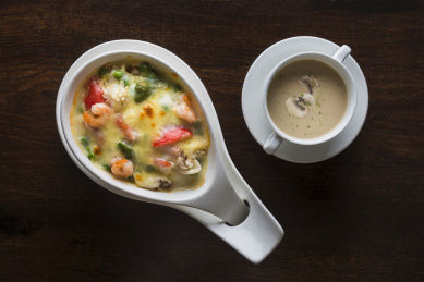 芝士椰香海鲜焗饭配奶油蘑菇浓汤