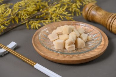 桌面上的盘子里的美味可口的七白糕