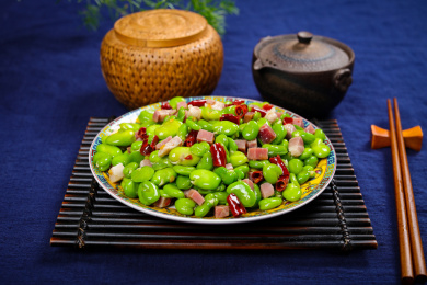 家常小炒菜肴火腿肉炒蚕豆米