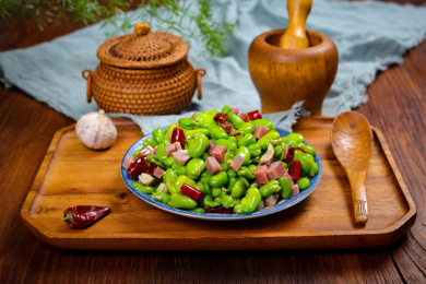 美味农家菜腊肉丁炒蚕豆米