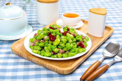 家常小炒菜肴火腿肉炒蚕豆米