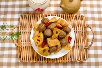 香辣美味家常菜红烧牛肉丸莲藕