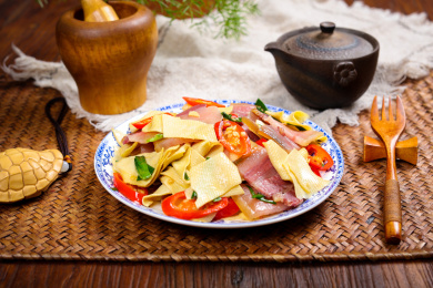 特色农家菜腊肉炒豆腐皮