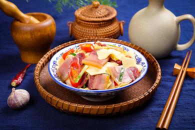 特色农家菜腊肉炒豆腐皮