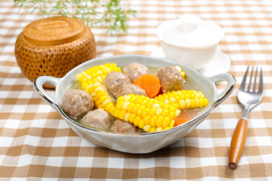 营养美味家常菜胡萝卜玉米牛肉丸汤