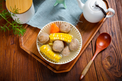 营养美味家常菜胡萝卜玉米牛肉丸汤