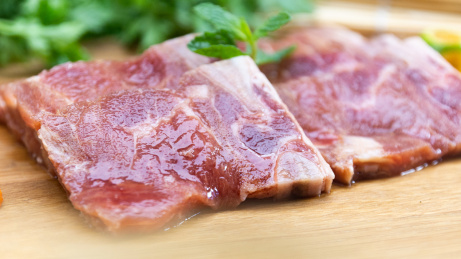 在菜板上的牛仔骨切块