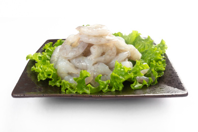 放在黑盘子里的新鲜去壳南美青虾仁