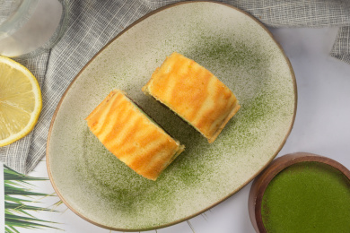 在盘子里的抹茶红豆夹心蛋糕
