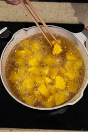 锅里正在炸土豆块