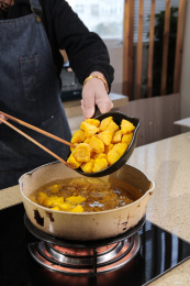 锅里正在炸土豆块
