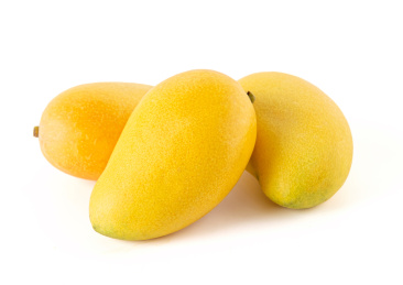 新鲜的芒果孤立在白色背景上