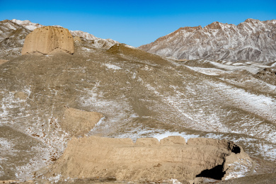 冬季宁夏贺兰山下雪日照金山大雪覆盖山脉