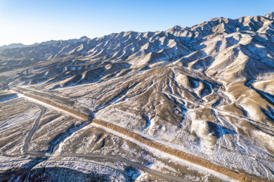 大雪后的宁夏贺兰山下三关口明长城遗址