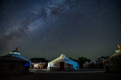 沙漠营地蒙古包星空露营银河星空