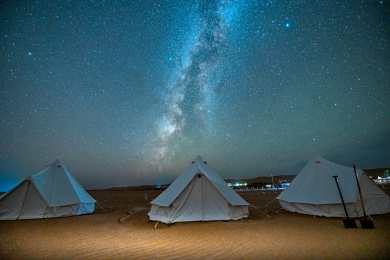 沙漠营地蒙古包星空露营银河星空