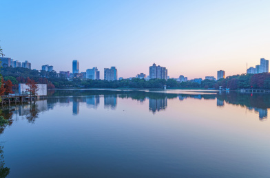 广州麓湖公园城市高楼建筑湖面倒影