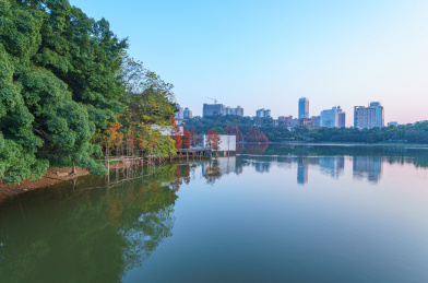 广州麓湖公园城市高楼建筑湖面倒影