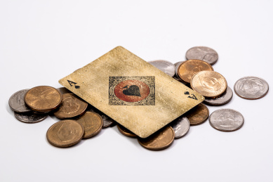 放在桌子上的硬币和扑克牌