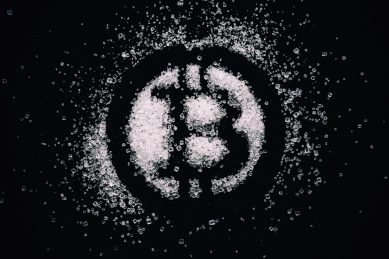 食盐晶体组成的比特币符号