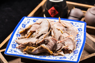 一盘卤味猪舌头