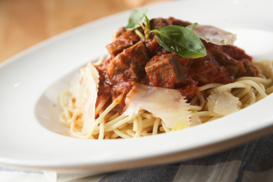 一盘牛肉意大利面的特写