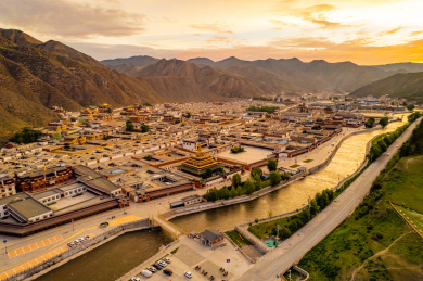 甘肃甘南州夏河拉卜楞寺日出风光
