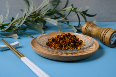 桌面上的盘子里的干爽的昆仑雪菊花