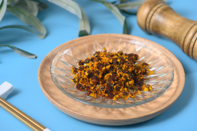 桌面上的盘子里的干爽的昆仑雪菊花