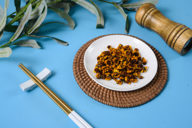桌面上的盘子里的干爽的昆仑雪菊花