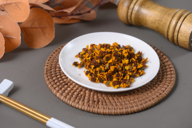桌面上的盘子里的干爽的昆仑雪菊花