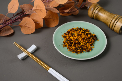 桌面上的盘子里的干爽的昆仑雪菊花