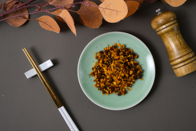 桌面上的盘子里的干爽的昆仑雪菊花