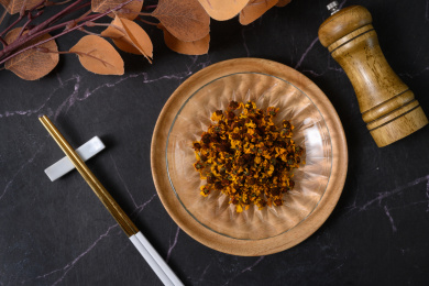 桌面上的盘子里的干爽的昆仑雪菊花