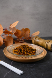 桌面上的盘子里的干爽的昆仑雪菊花