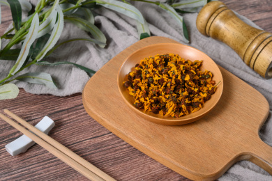 桌面上的盘子里的干爽的昆仑雪菊花