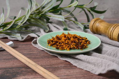 桌面上的盘子里的干爽的昆仑雪菊花