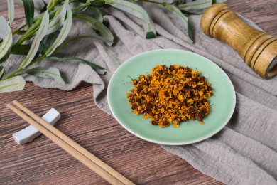 桌面上的盘子里的干爽的昆仑雪菊花
