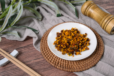 桌面上的盘子里的干爽的昆仑雪菊花