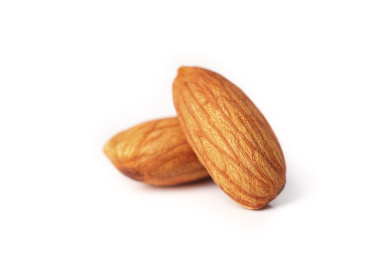 白底上的巴旦木仁