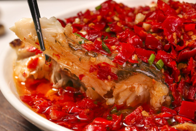 深底上的剁椒鱼头