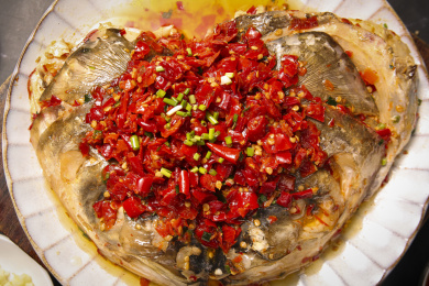 深底上的剁椒鱼头