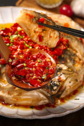 深底上的剁椒鱼头