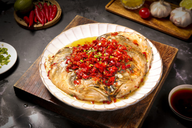 深底上的剁椒鱼头