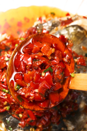 深底上的剁椒鱼头