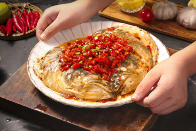 深底上的剁椒鱼头